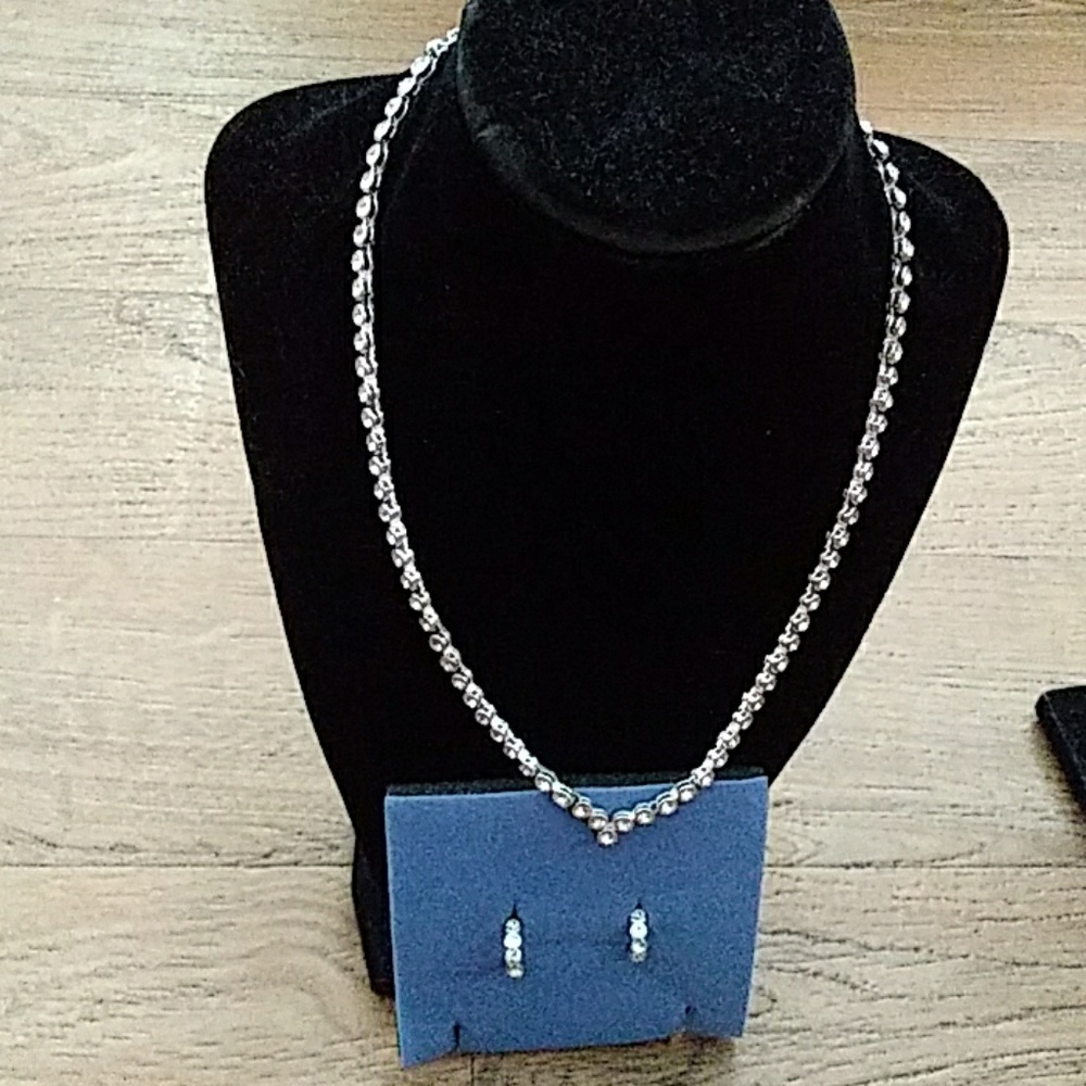 Avon Crystal V shape necklace and hoop earrings se